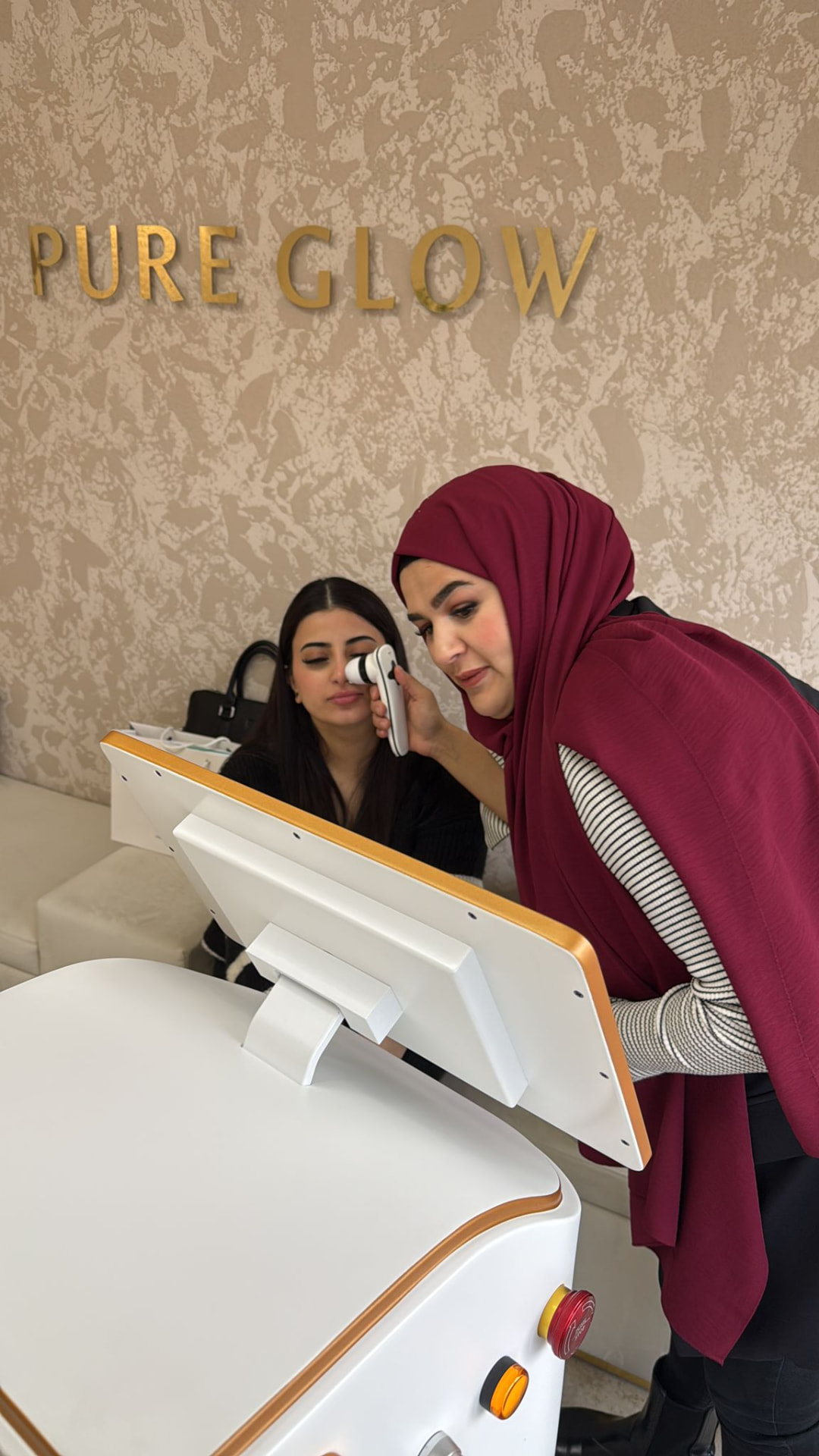 Hautanalyse mit Alix Lasers Diagnostik-Handstück im Studio Pure Glow