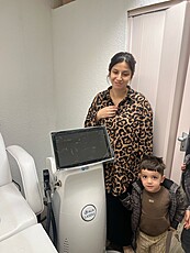 Kundin mit Alix Lasers System im Behandlungsraum