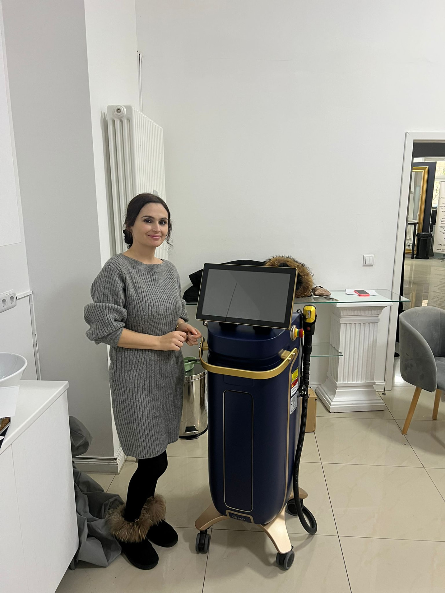 Kundin mit Alix Lasers Diodenlaser in Blau und Gold
