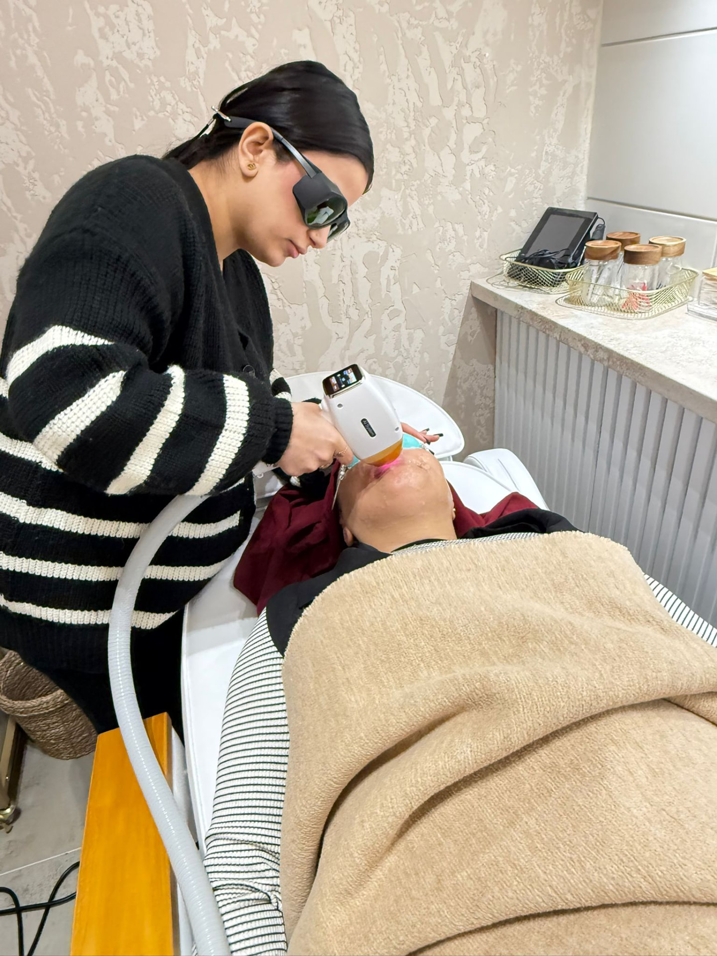 Gesichtsbehandlung mit Alix Lasers AI System Handstück