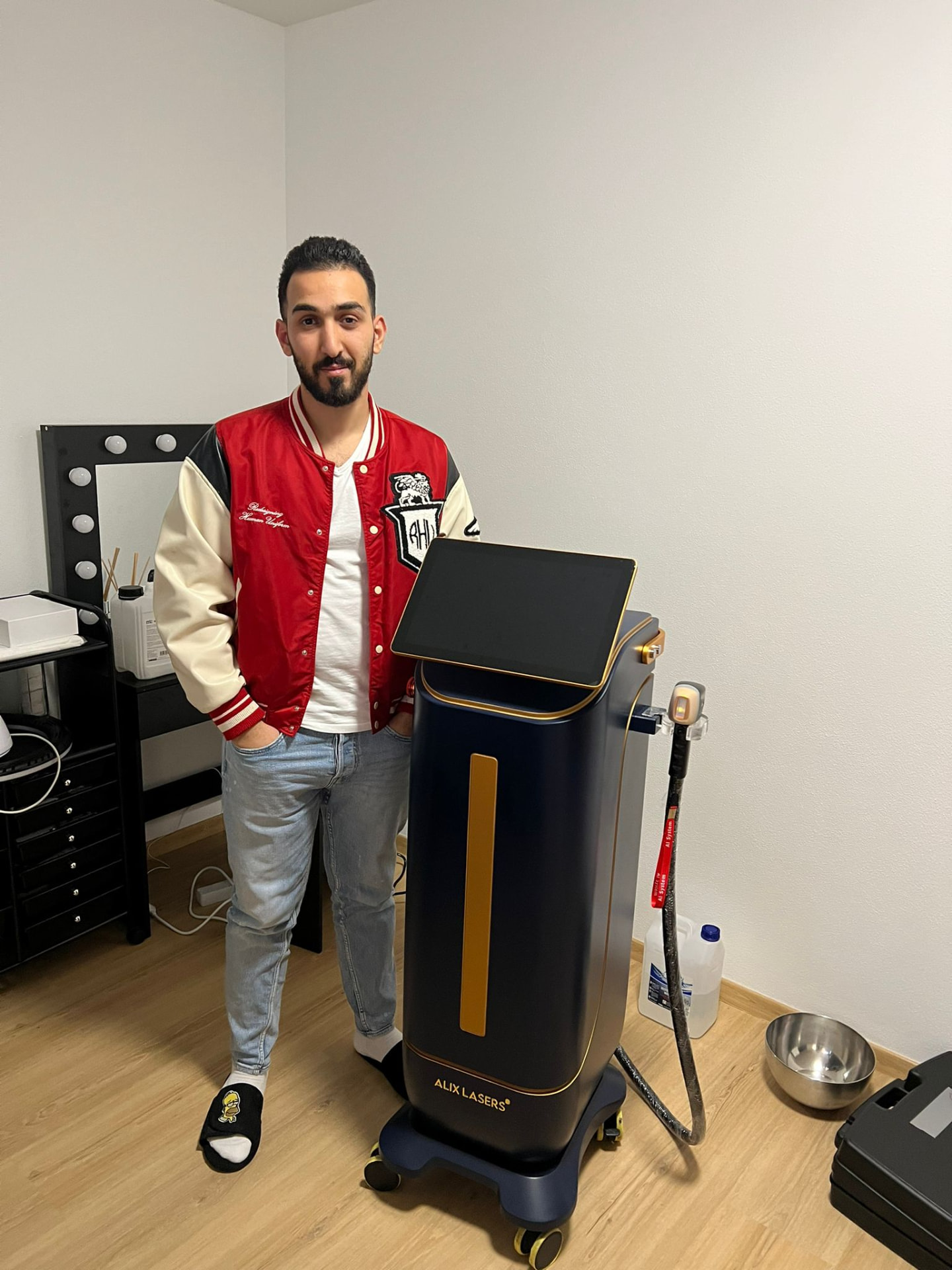 Kunde mit schwarz-goldenem Alix Lasers System im Studio