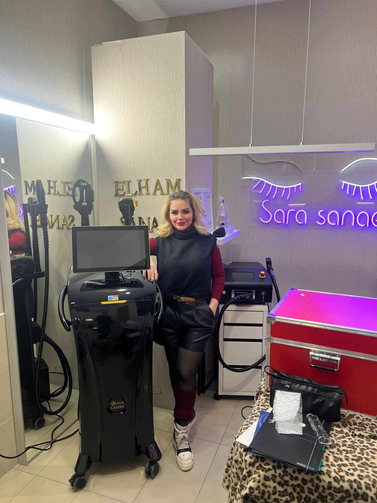 Kundin mit schwarzem Alix Lasers Ganzkörper-System im Salon