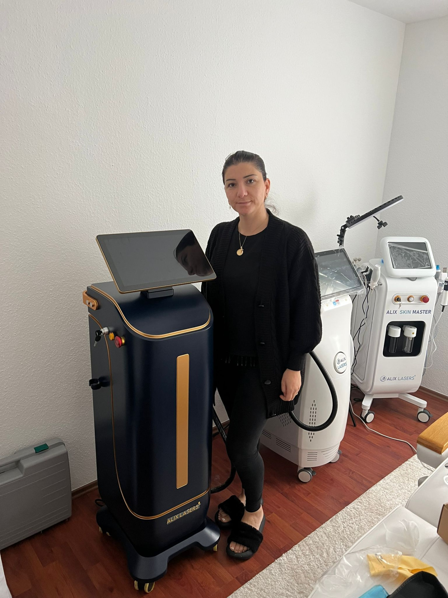 Kundin mit Alix Lasers Diodenlaser und Alix Skin Master