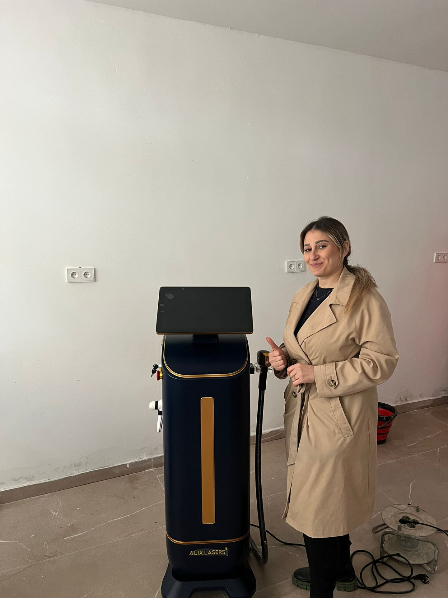 Kundin mit Alix Lasers Diodenlaser im neuen Studio