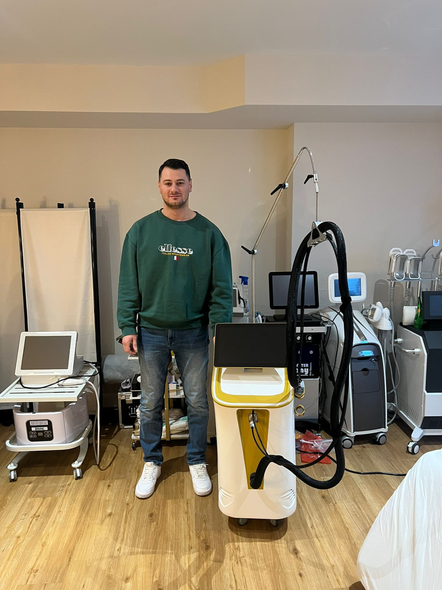 Kunde mit Alix Lasers System in einem voll ausgestatteten Studio