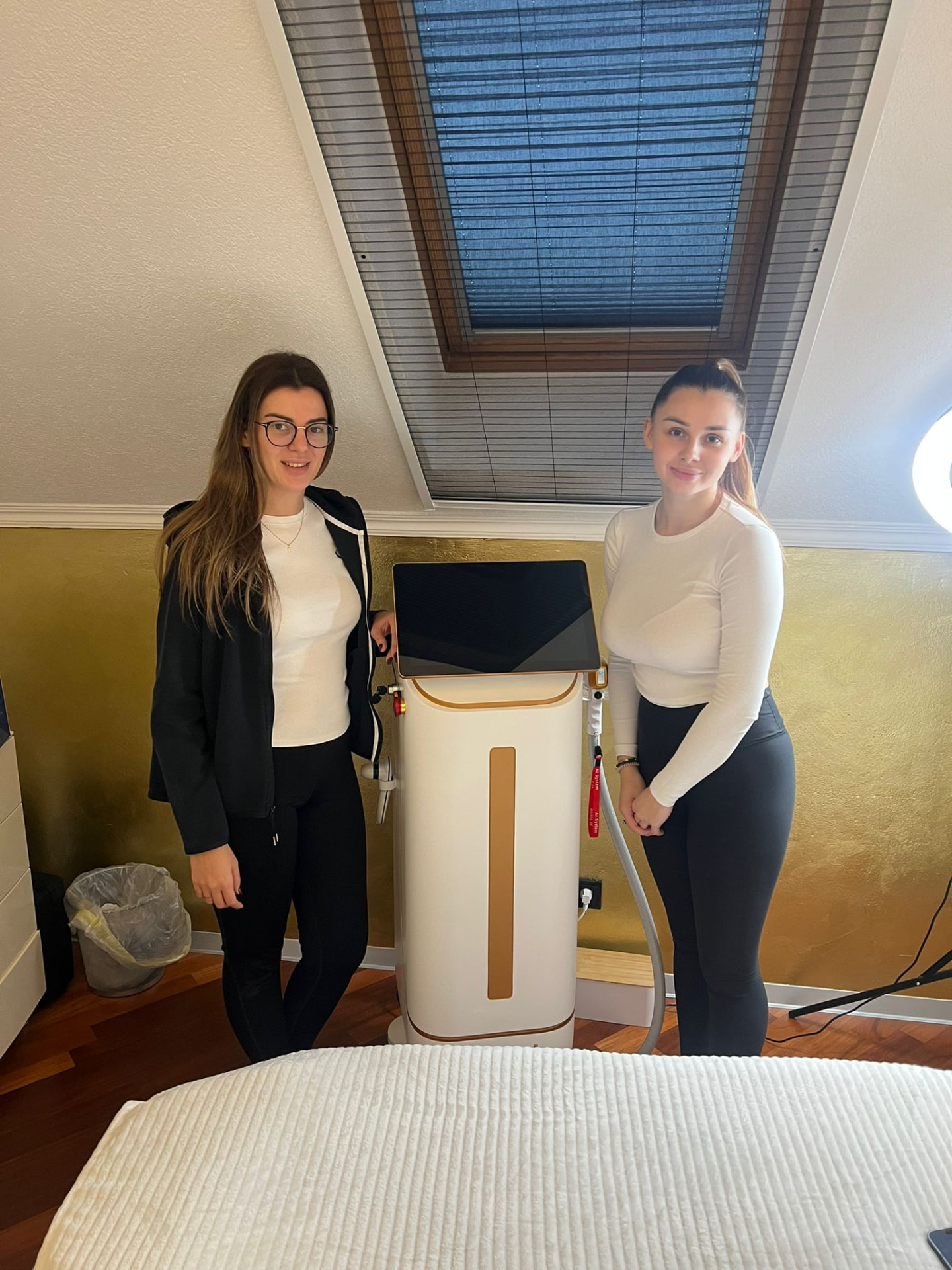 Zwei Kundinnen mit weiß-goldenem Alix Lasers Diodenlaser