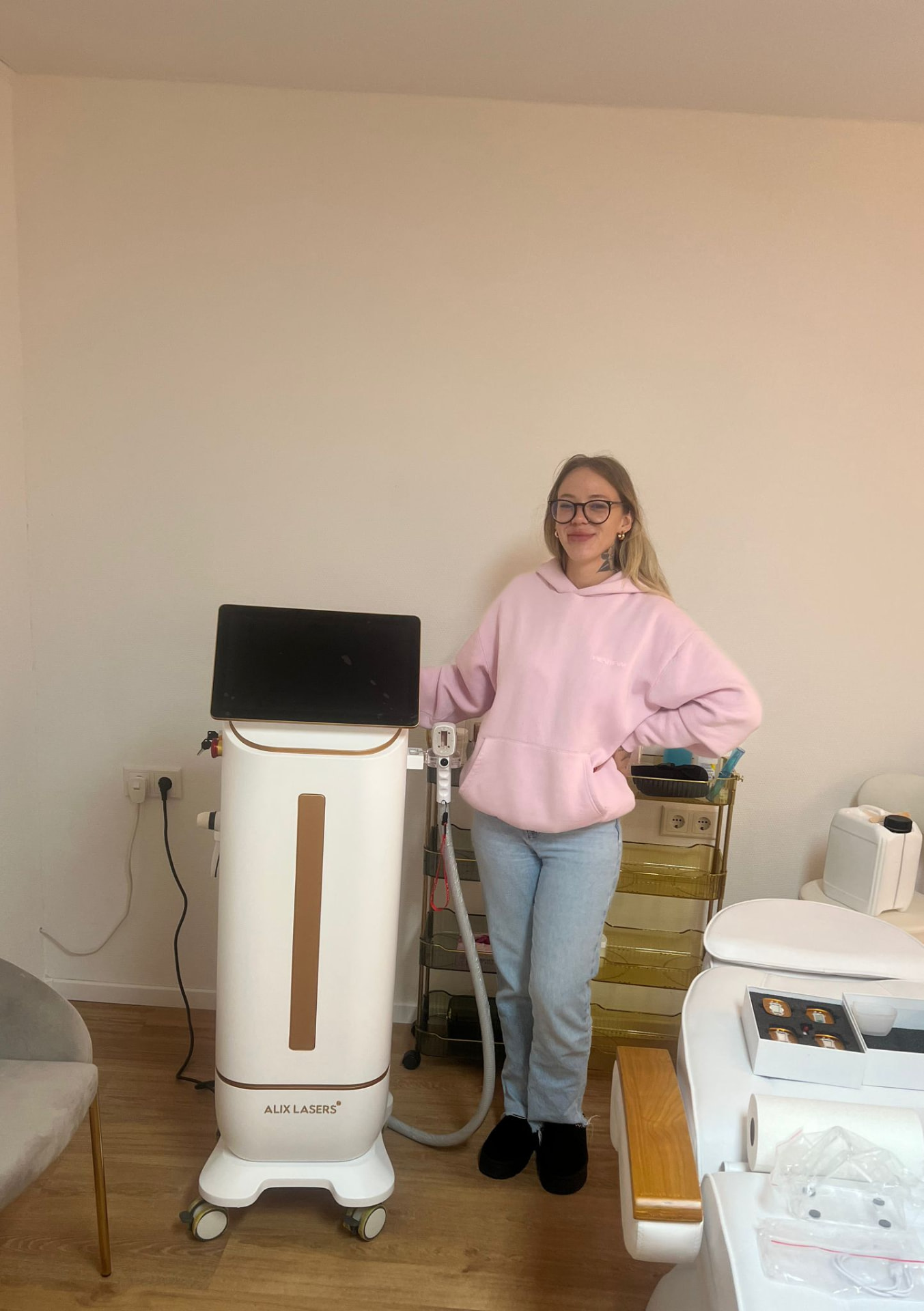 Kundin mit weißem Alix Lasers Diodenlaser im Kosmetikstudio