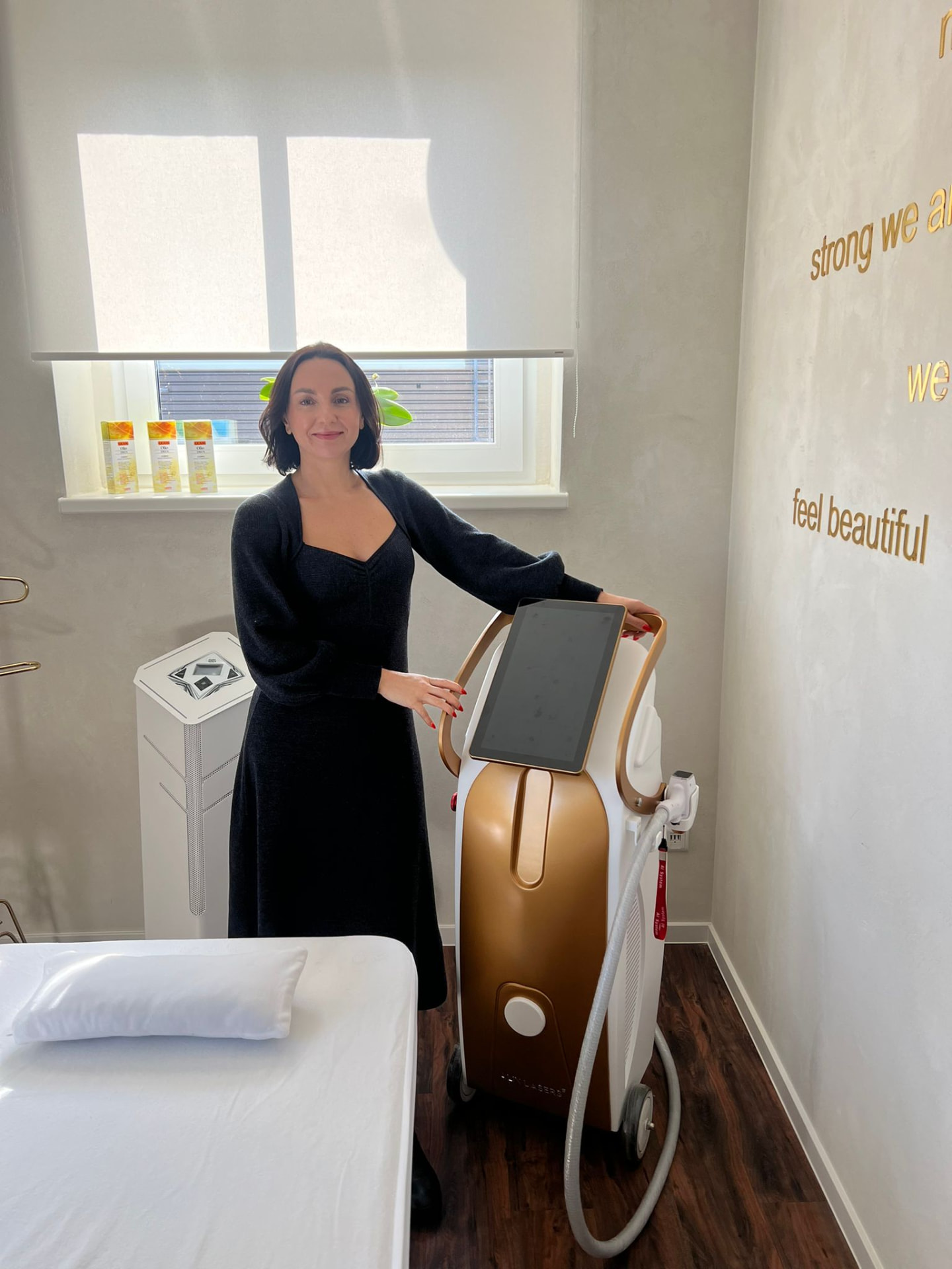 Kundin mit goldenem Alix Lasers Diodenlaser im Behandlungsraum