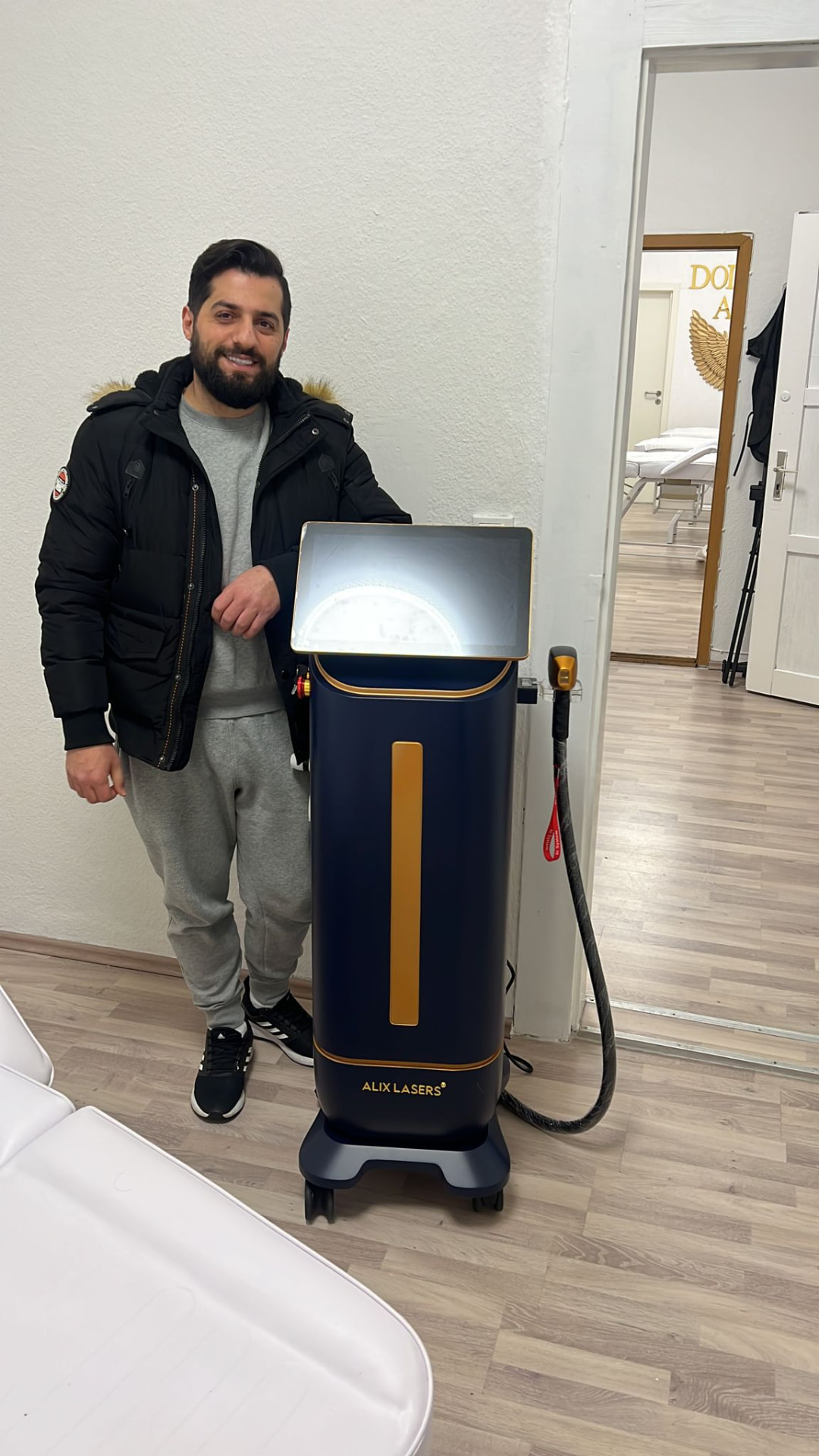 Kunde mit dunkelblau-goldenem Alix Lasers Diodenlaser