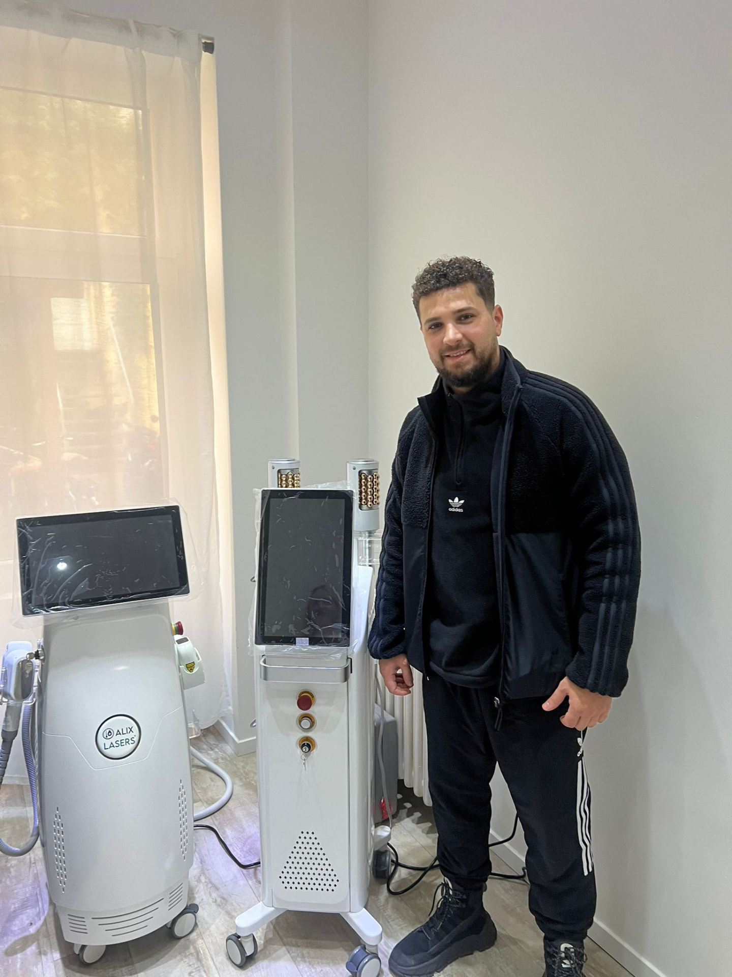Kunde mit zwei Alix Lasers Systemen im neuen Studio