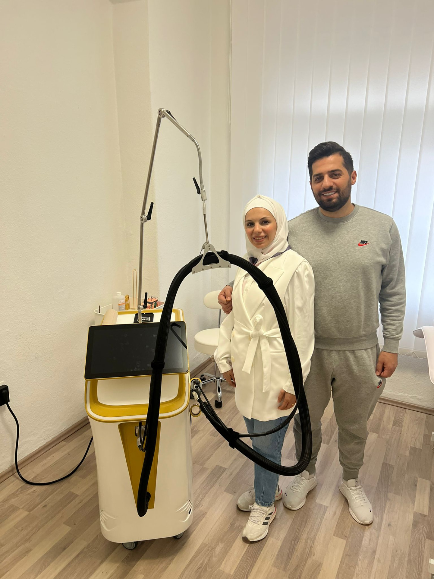 Kundenteam mit Alix Lasers Ganzkörper-Laser im Studio