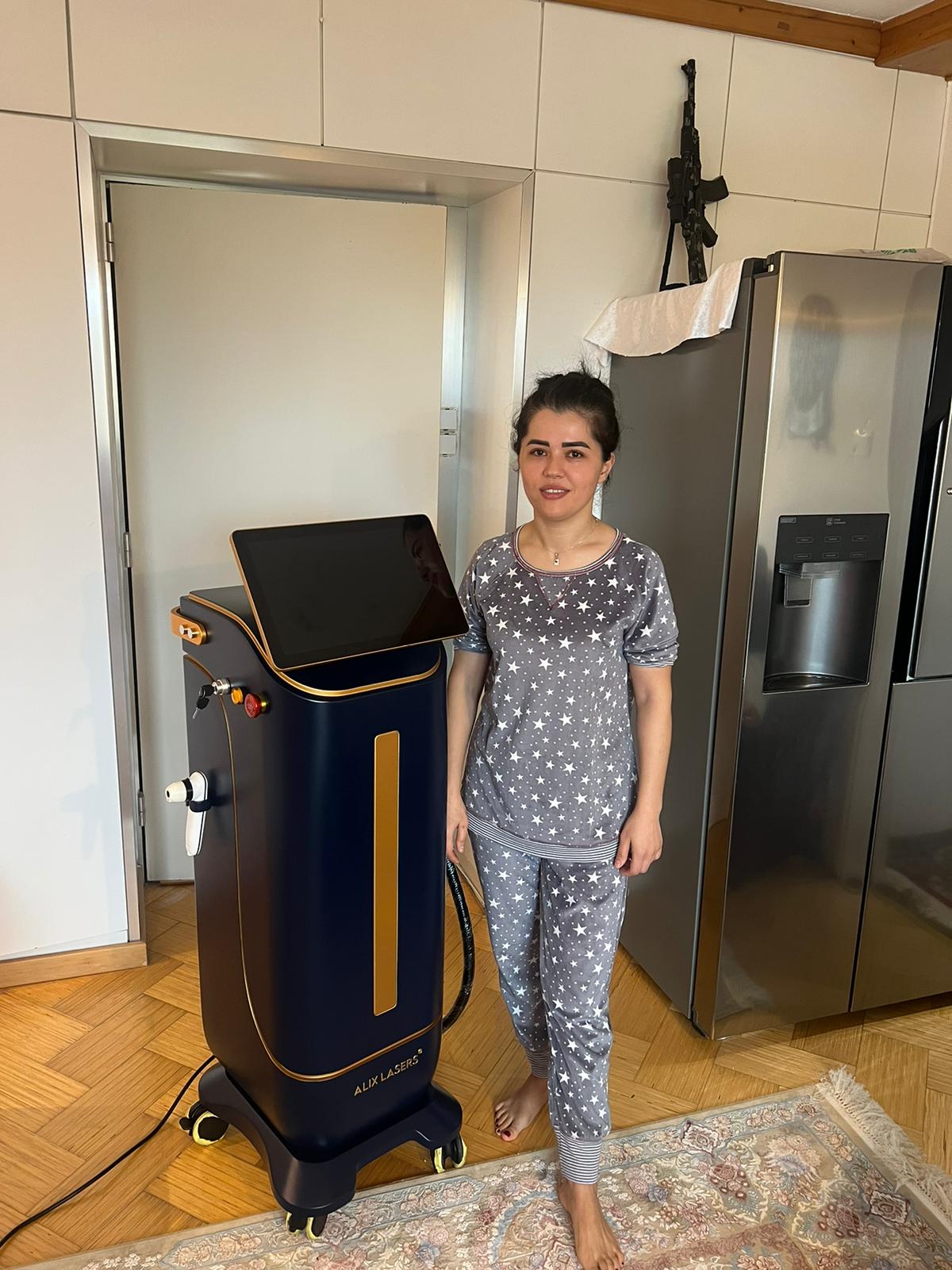 Kundin mit dunkelblauem Alix Lasers System