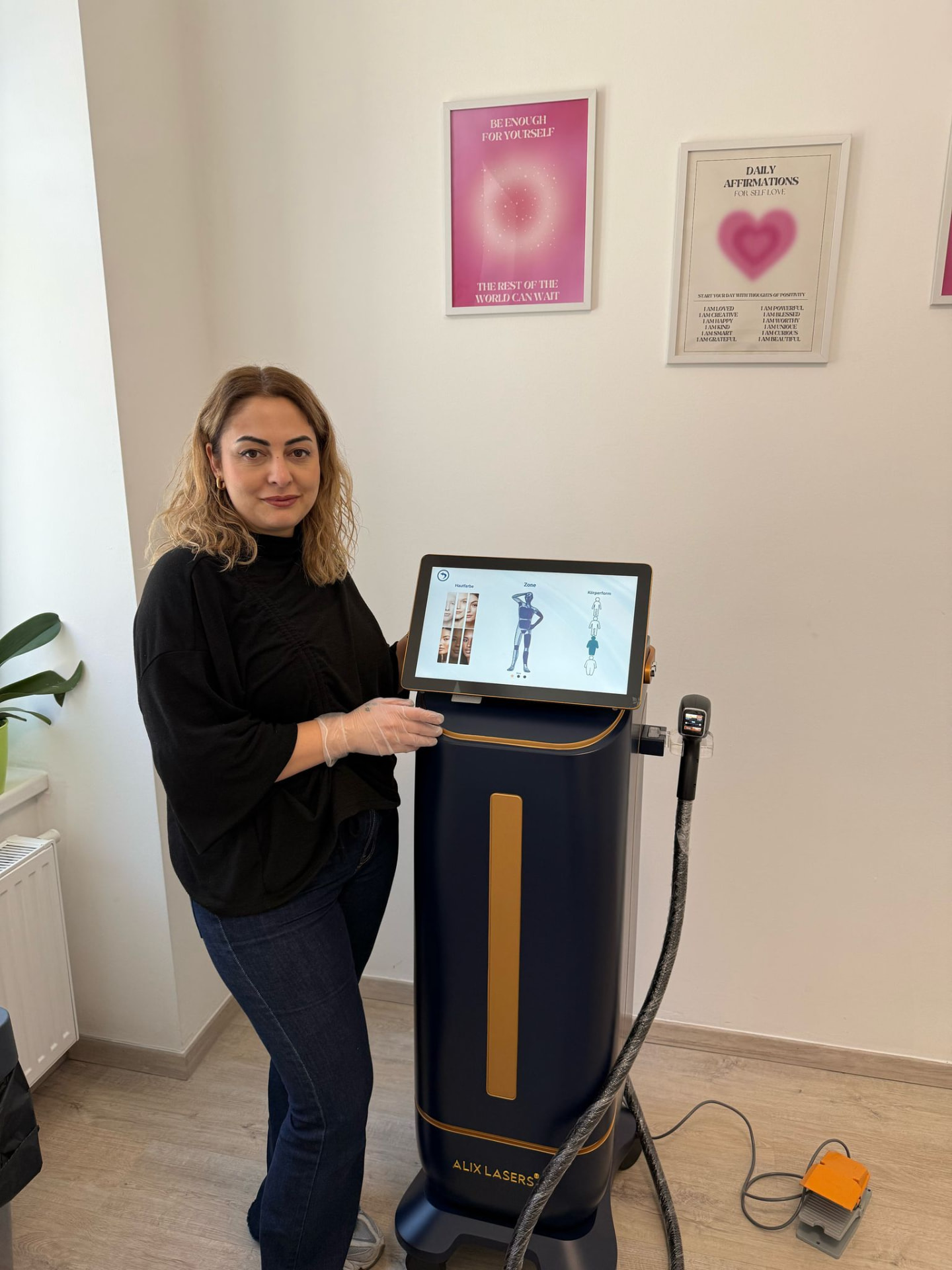 Kundin mit Alix Lasers Diodenlaser und Touch-Display