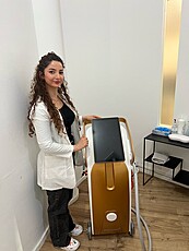 Kundin mit goldenem Alix Lasers Gerät im Studio