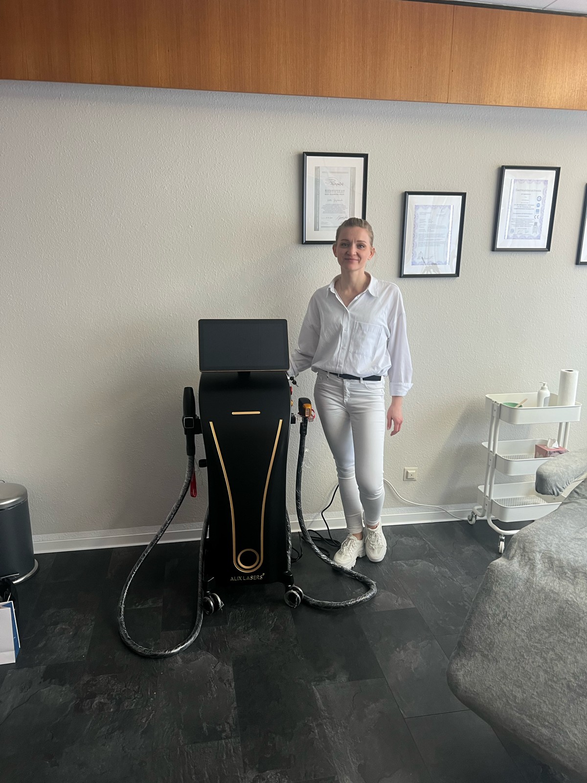 Kundin mit schwarz-goldenem Alix Lasers System im Studio