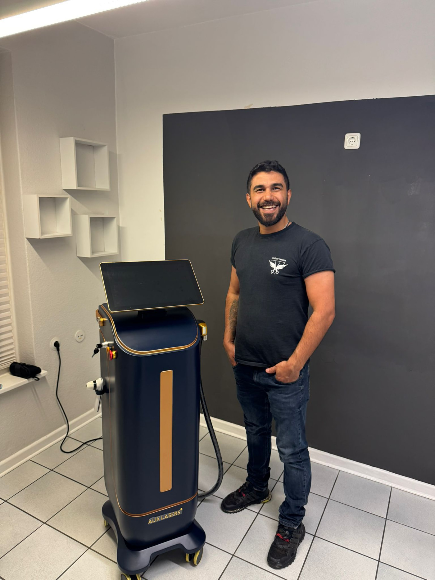 Kunde mit Alix Lasers Diodenlaser im Barber- und Beautystudio