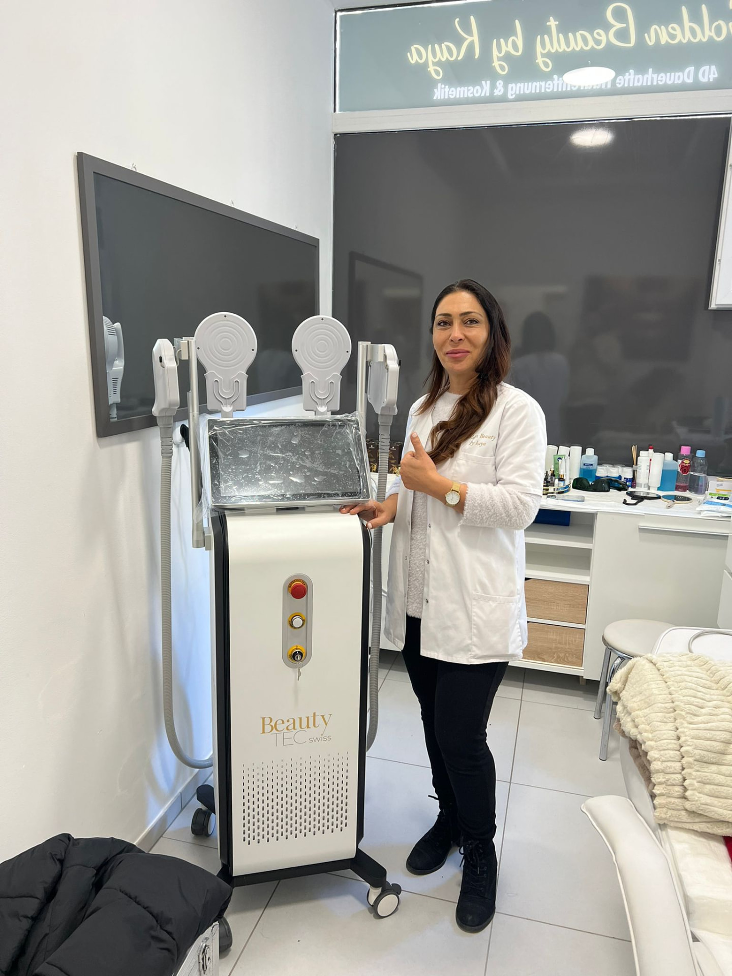 Kundin mit Alix Lasers Bodyforming-System im Kosmetikstudio