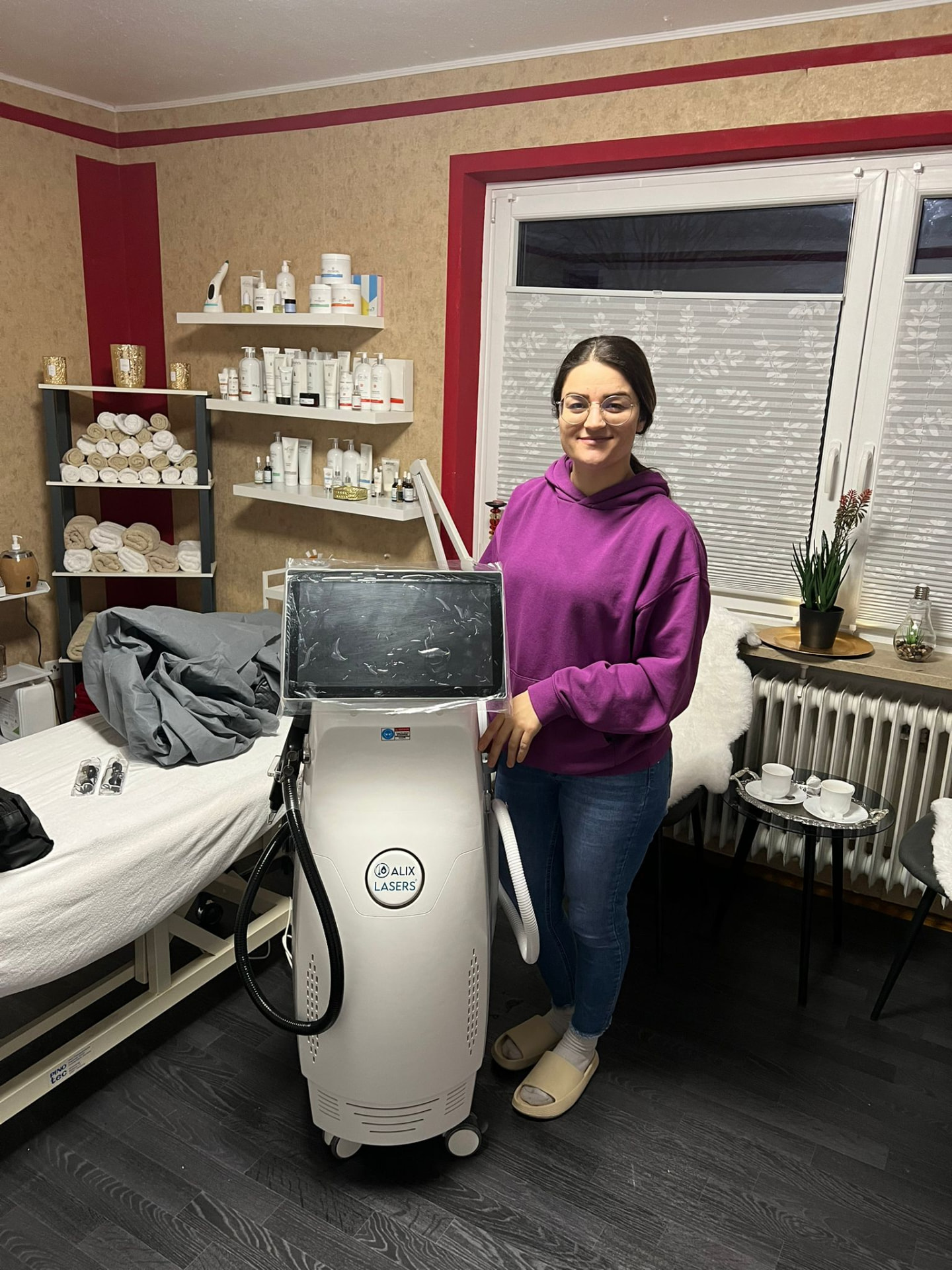 Kundin mit weißem Alix Lasers Diodenlaser im Kosmetikstudio