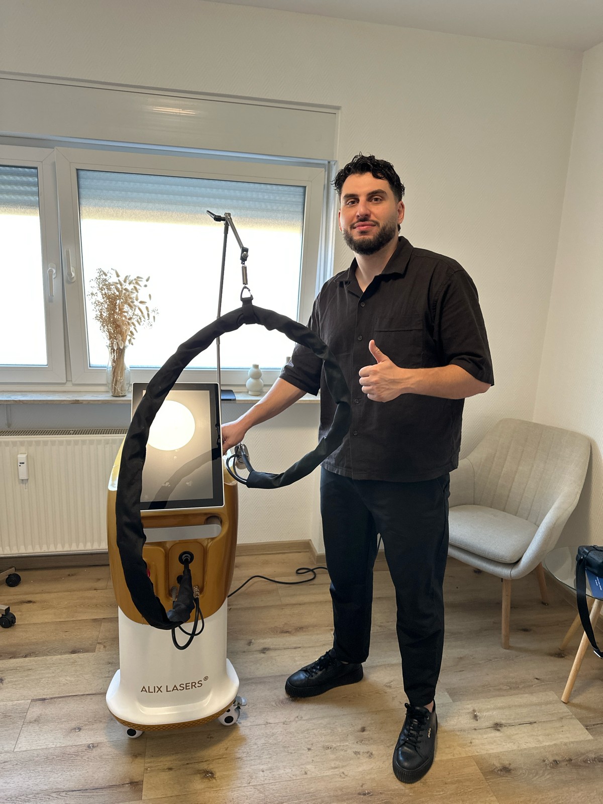 Kunde mit Alix Lasers Ganzkörper-System im Studio