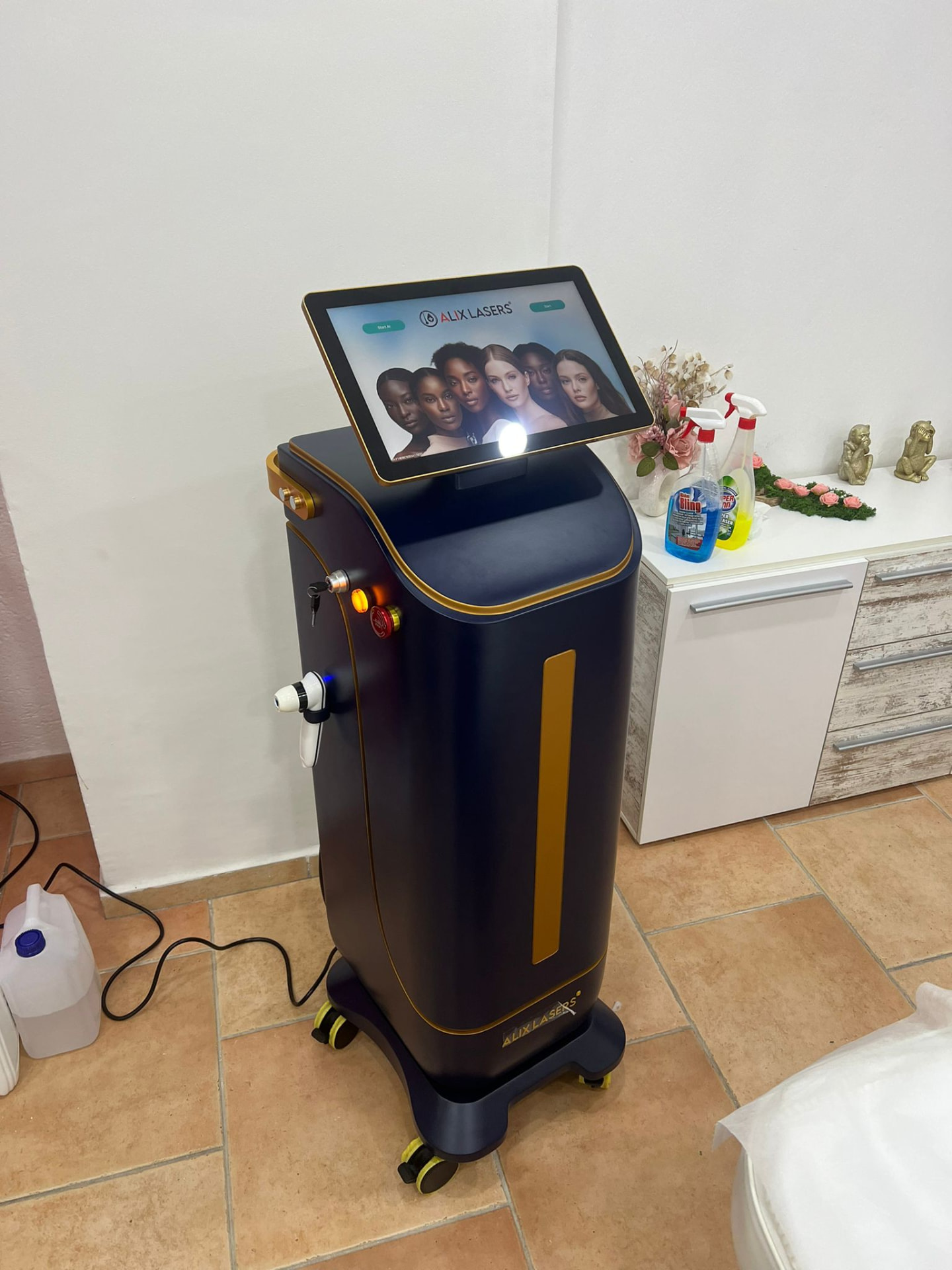Alix Lasers System mit KI-Display im Kundenstudio